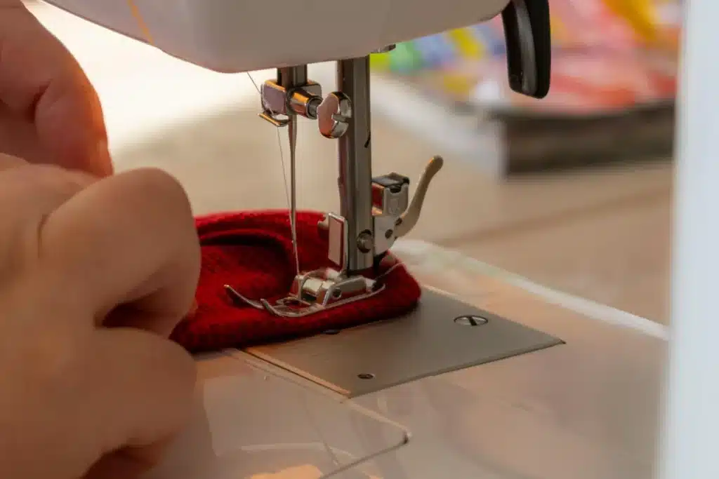Filaments de safran rouge doré sur fond neutre