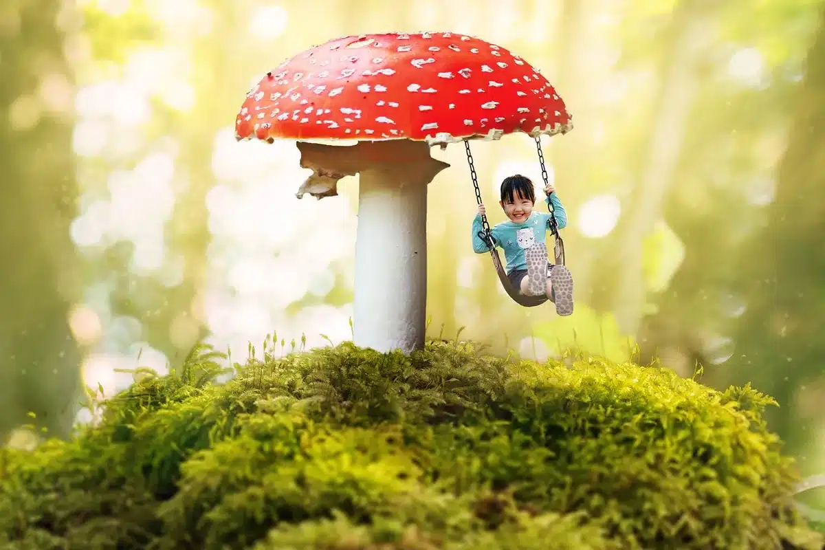 Enfant jouant avec des cartes d'émotions et une petite mascotte