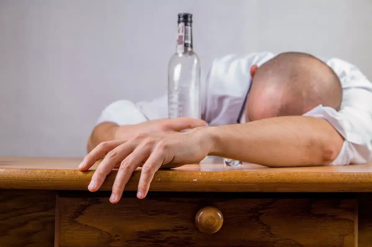 Mains serrées sur une table, tension visible avant une conversation avec un parent