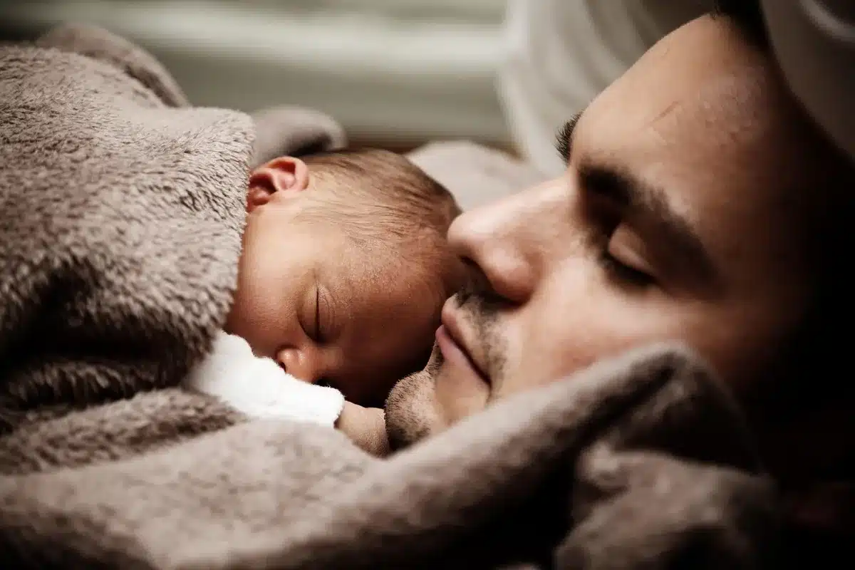 Enfant pensif discutant d'une photo avec un adulte