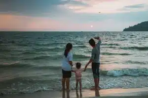 Parent et enfant discutant ensemble devant un téléphone, illustrant la conversation autour du premier mobile
