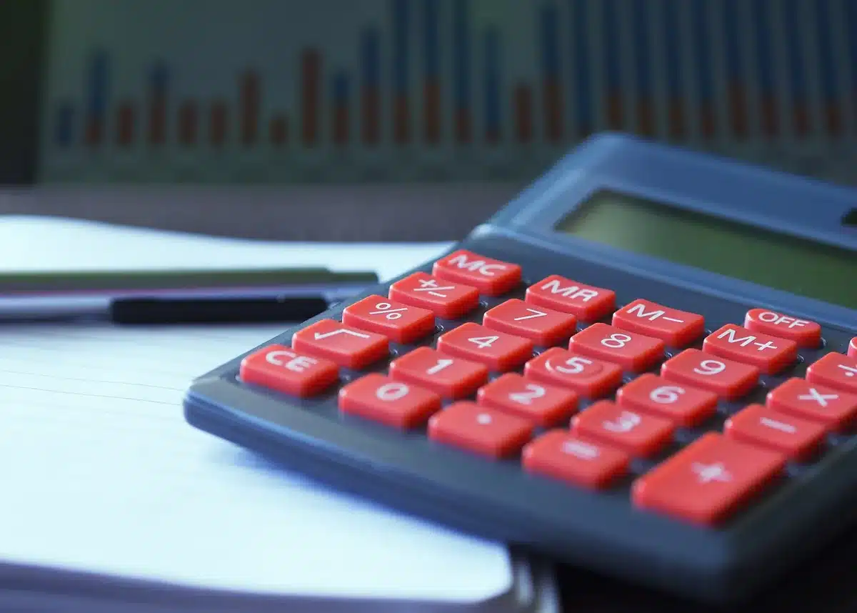 Bulletin de paie et calculatrice sur un bureau