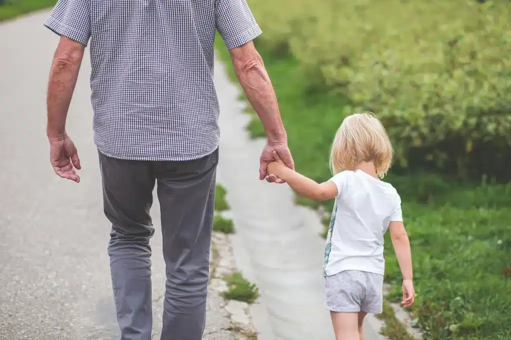Parent et enfant discutant calmement à une table près d'une fenêtre en journée