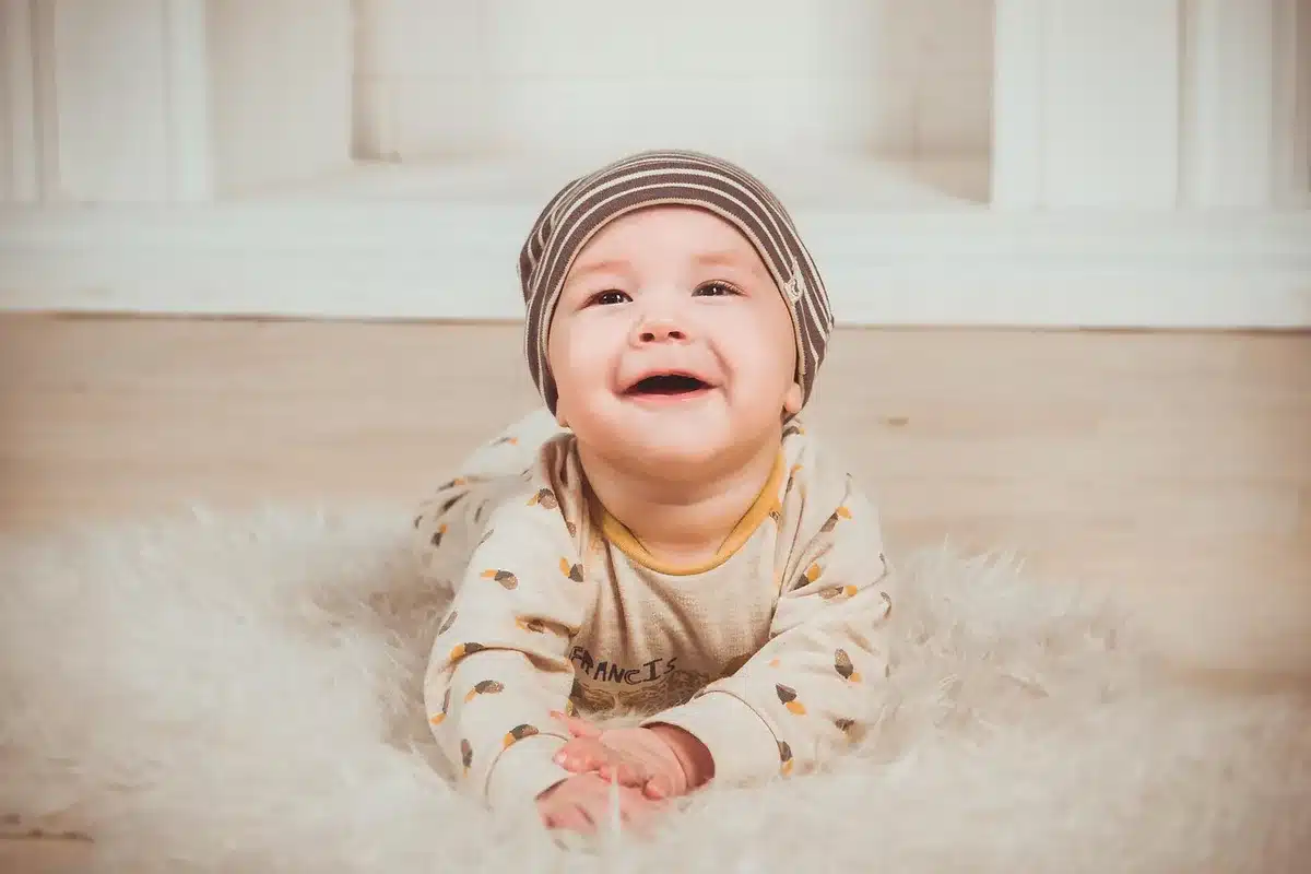 Enfant choisissant des vêtements colorés dans une armoire à sa hauteur