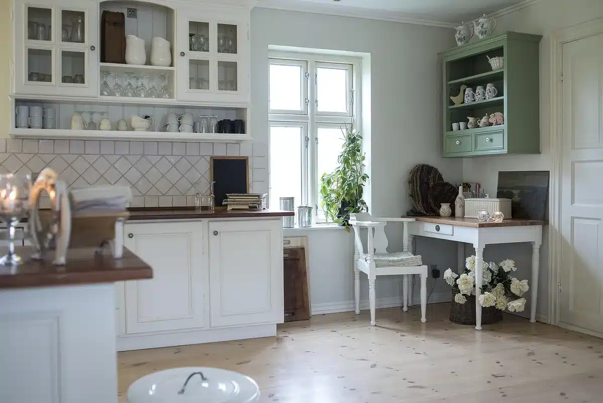 Armoire accessible avec étagères basses et boîtes étiquetées