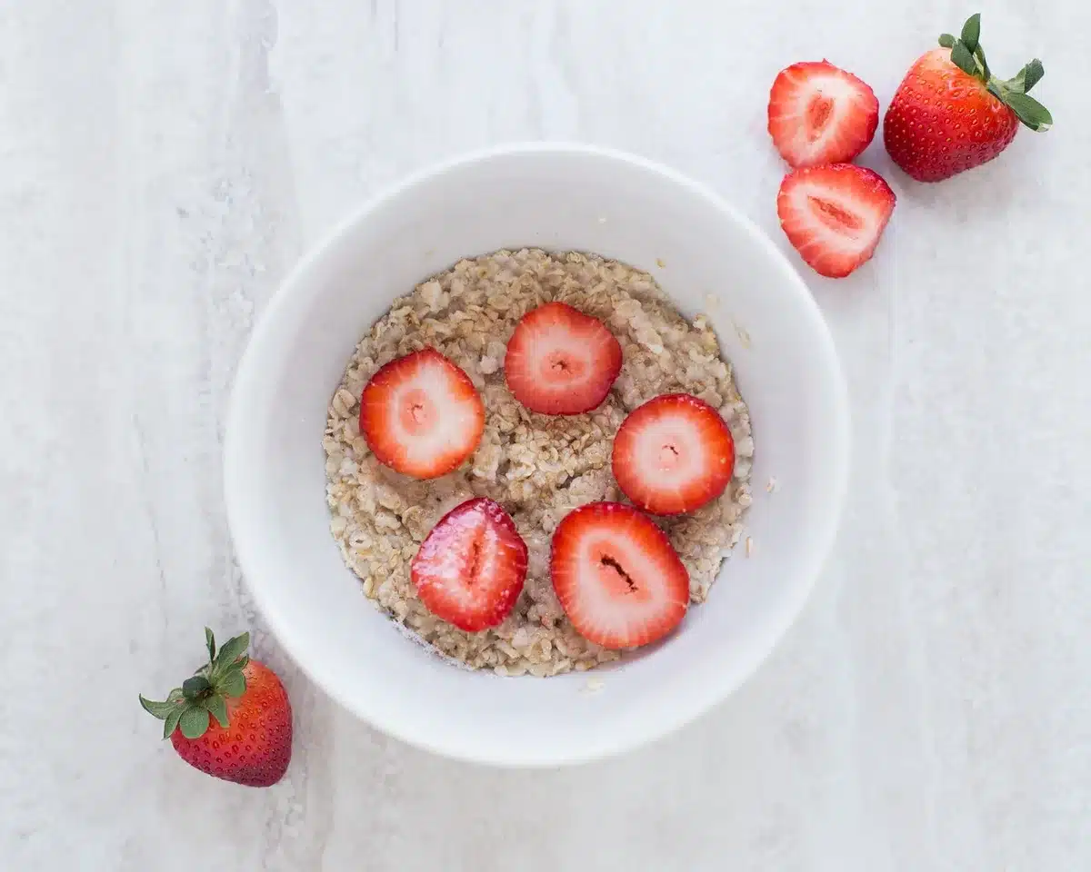 Trois variétés de quinoa (blanc, rouge, noir) présentées dans des bols