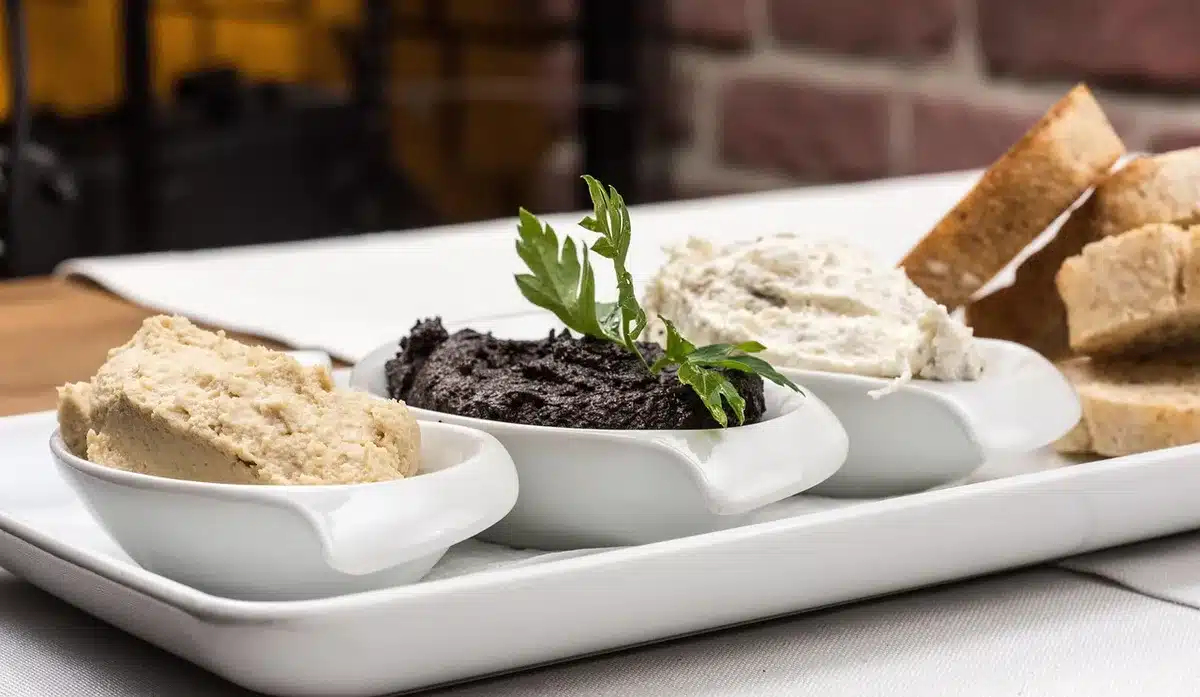 Petit bol de purée mixée contenant du quinoa servi à un bébé