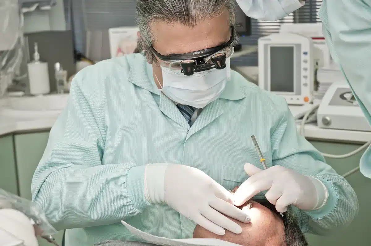 Personne retirant bijoux et accessoires métalliques avant un examen radiologique