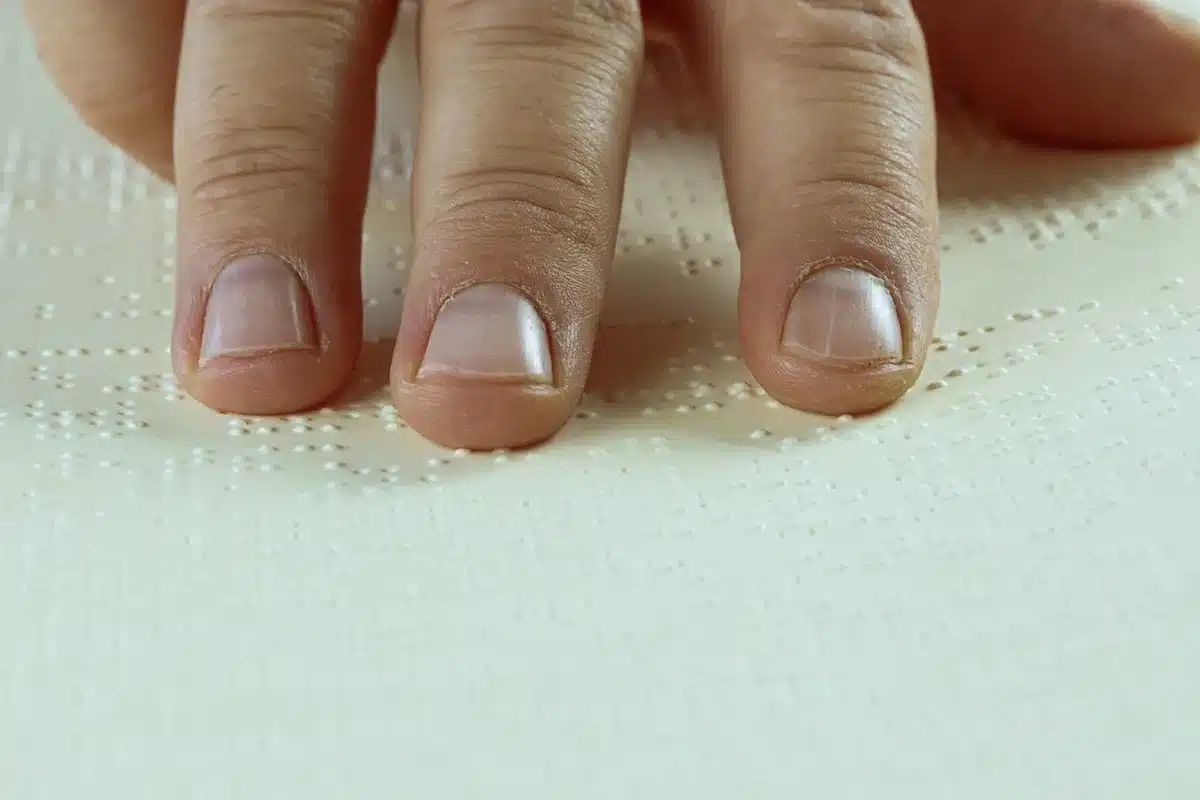Processus de conversion d'un livre en braille, montrant les étapes techniques et humaines