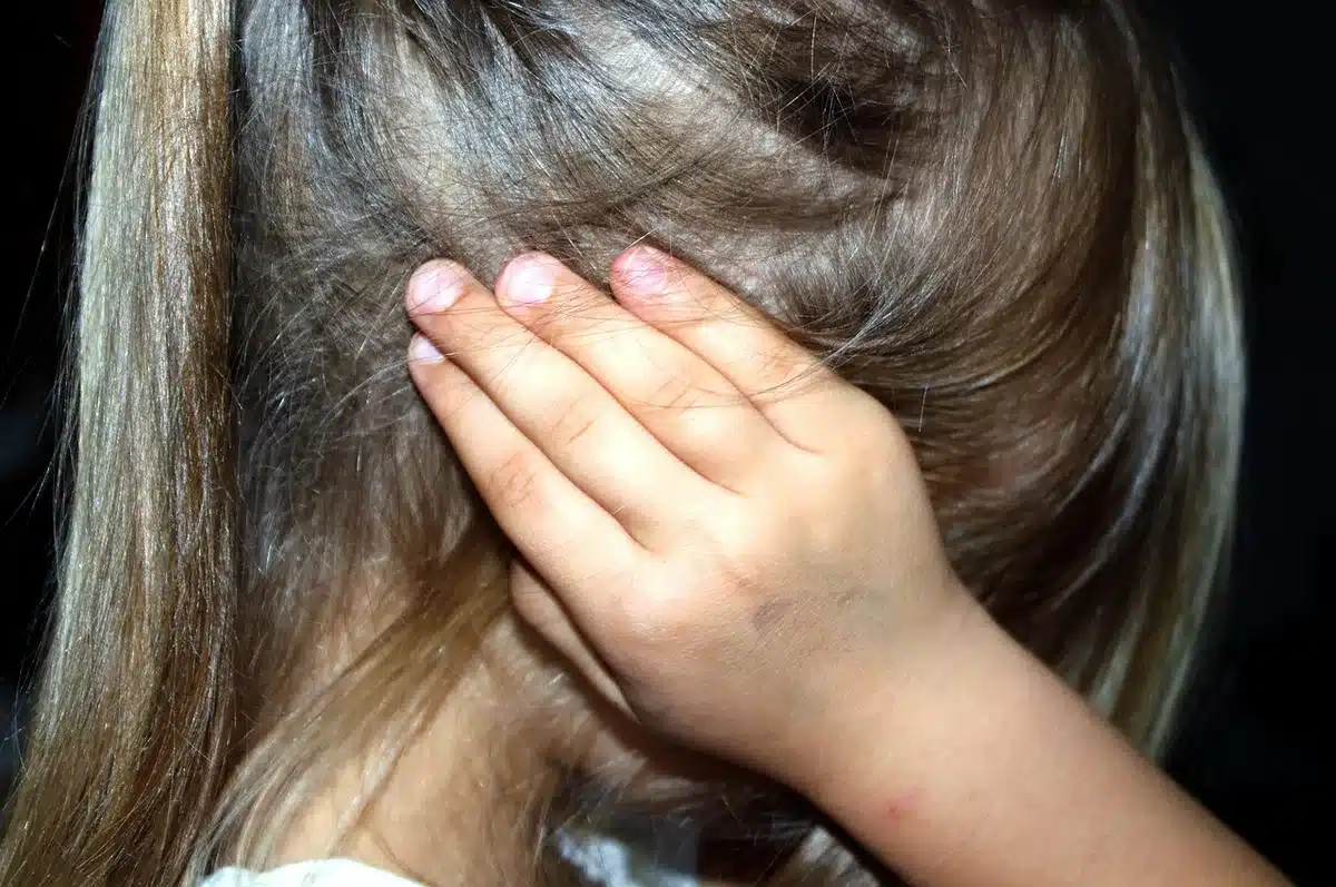Enfant inquiet rassuré par la présence d'un adulte bienveillant