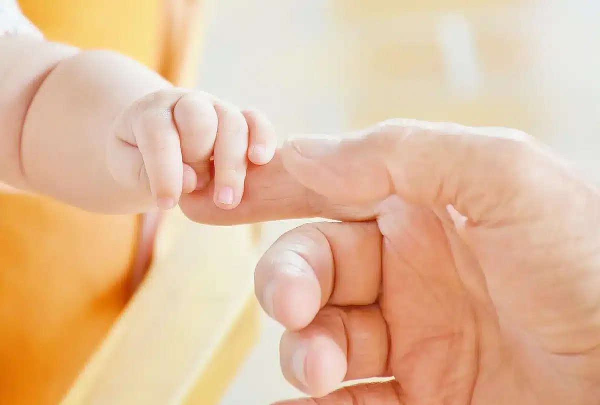 Parent et enfant en conversation calme, nommant les émotions