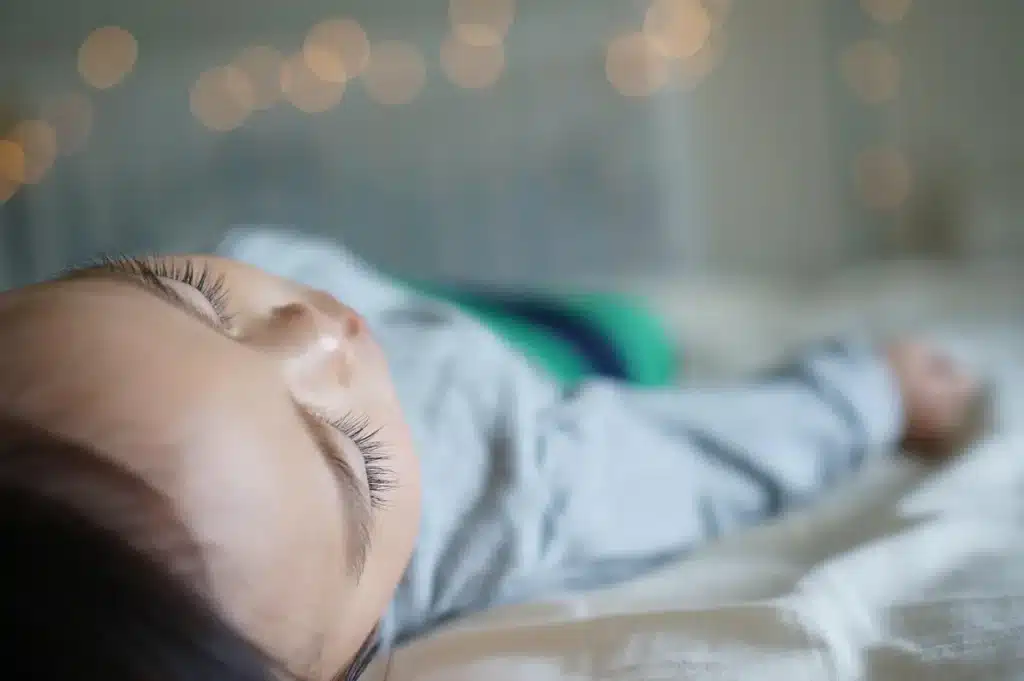 Adulte posant sa main sur l'épaule d'un enfant dans un moment calme et bienveillant
