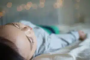 Adulte posant sa main sur l'épaule d'un enfant dans un moment calme et bienveillant