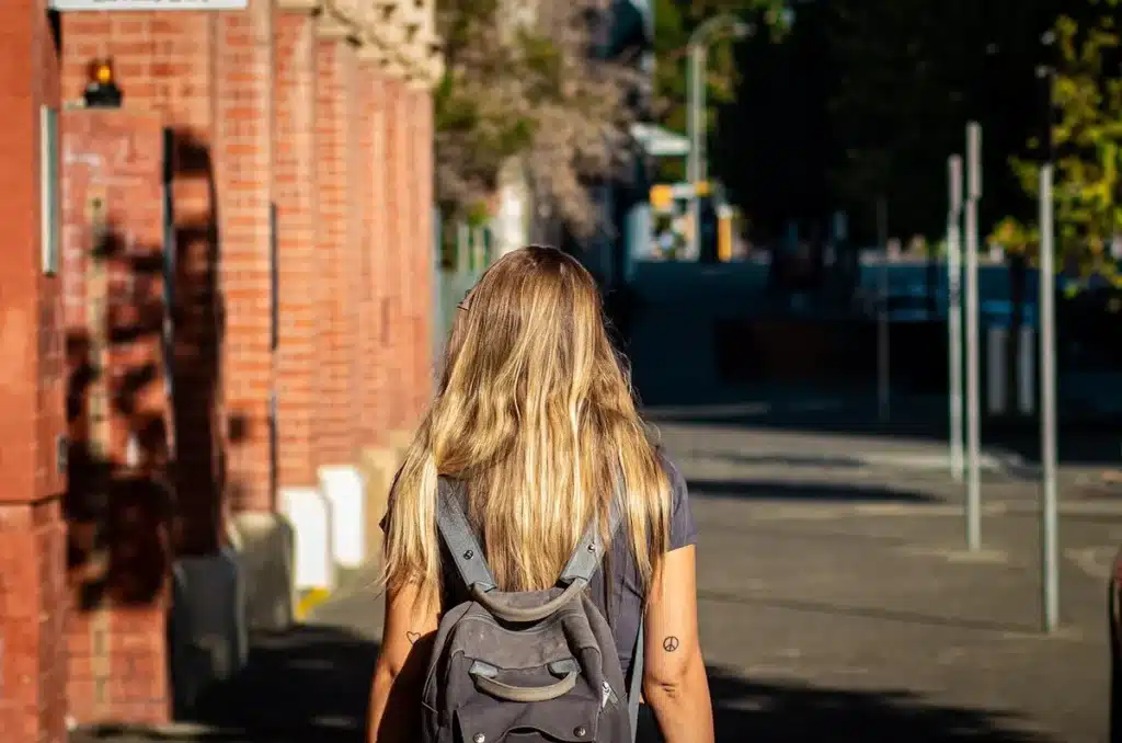 Entrée matinale avec sac d'école posé et checklist collée près de la porte