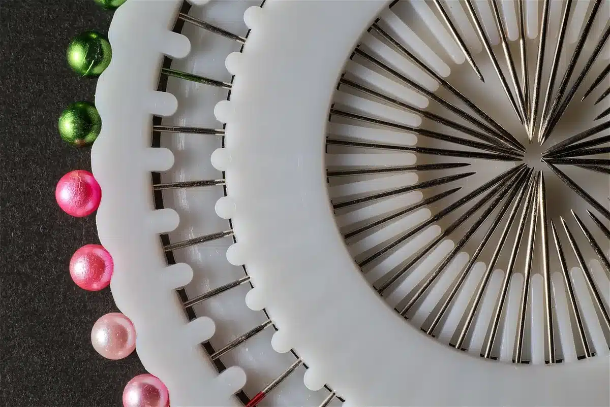 Tire-tique et pince fines posés sur une table en lumière naturelle