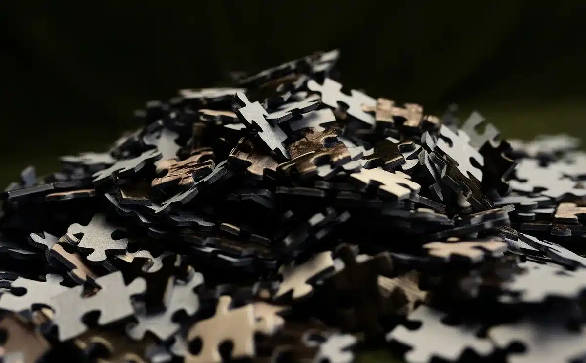 Enfant manipulant un puzzle labyrinthe sphérique avec une bille