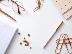 Adulte lisant un rapport diagnostic à son bureau, moment de réflexion personnelle