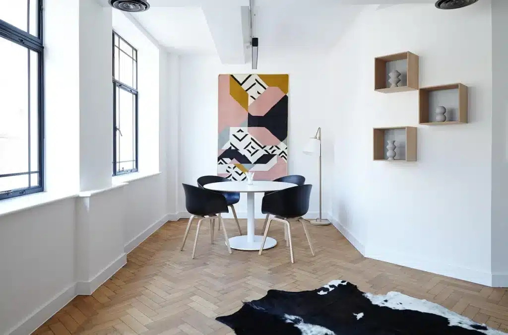 Table ensoleillée avec une canne blanche et une carte tactile, mains anonymes guidant la lecture