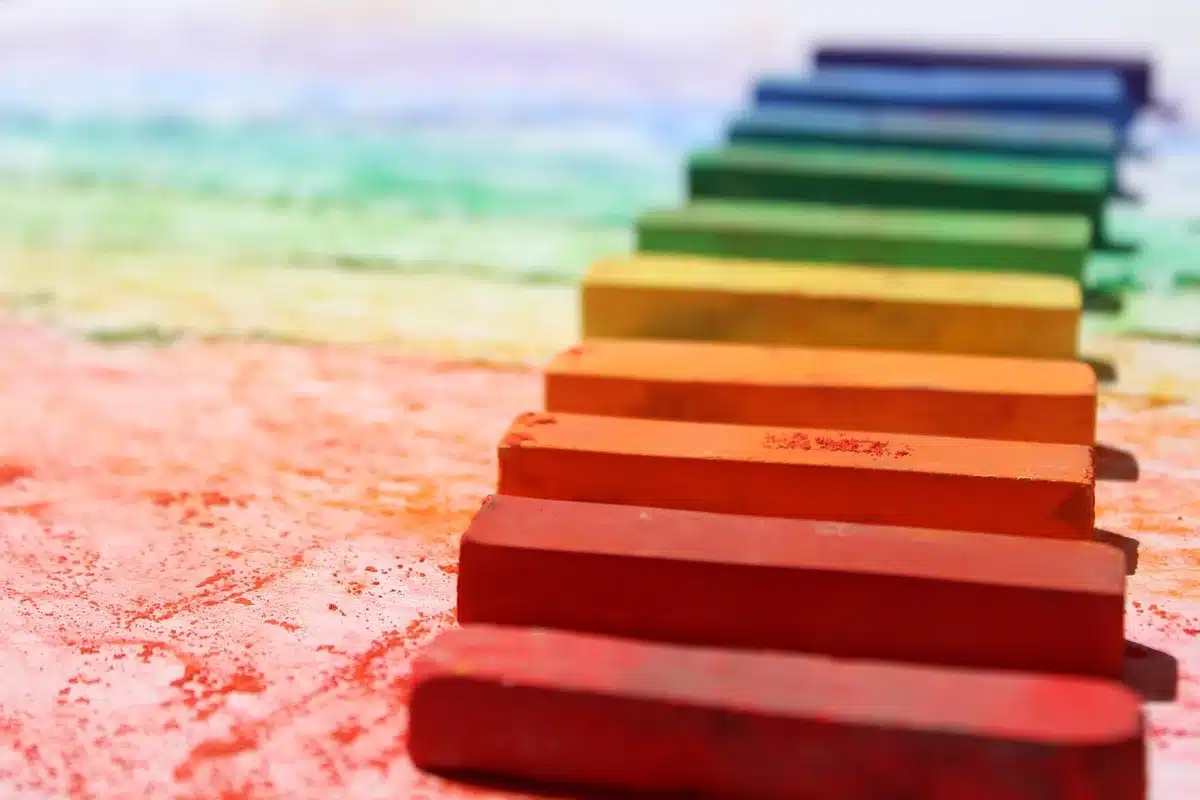 Enfant dessinant pour exprimer sa tristesse avec des crayons