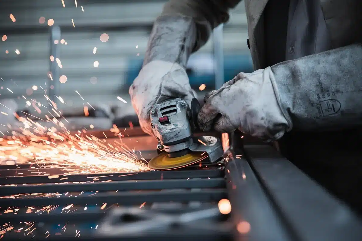 Personnes en activité dans un atelier protégé sous la lumière du jour