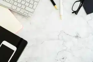 Table de consultation en journée avec carnet, tasse et stéthoscope en arrière-plan
