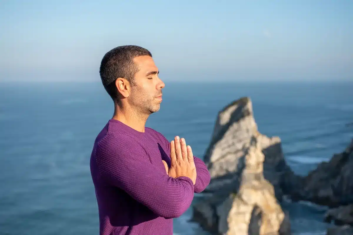 Personne assise pratiquant respiration lente, mains sur la poitrine