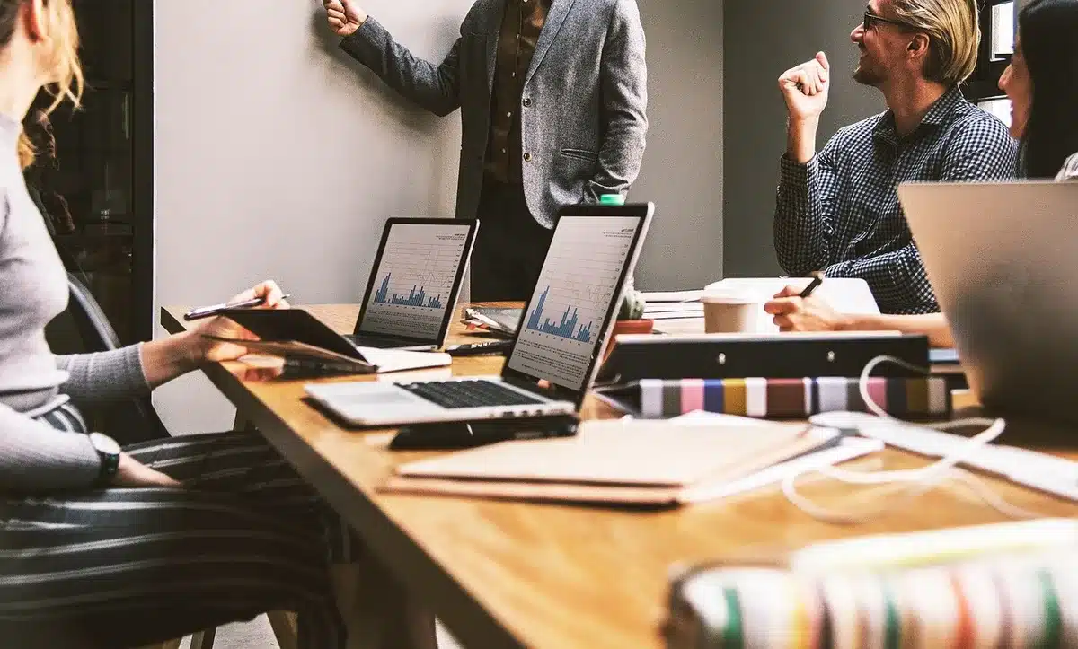Professionnels en réunion élisant des priorités et outils d'évaluation