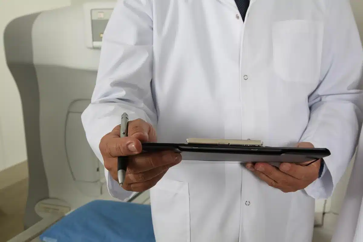 Médecin expliquant l'examen clinique de la poitrine d'un patient masculin