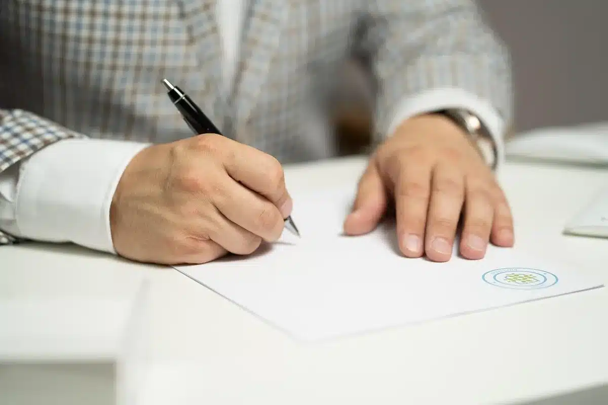 Main tenant une liste de médicaments et documents médicaux préparés pour la consultation
