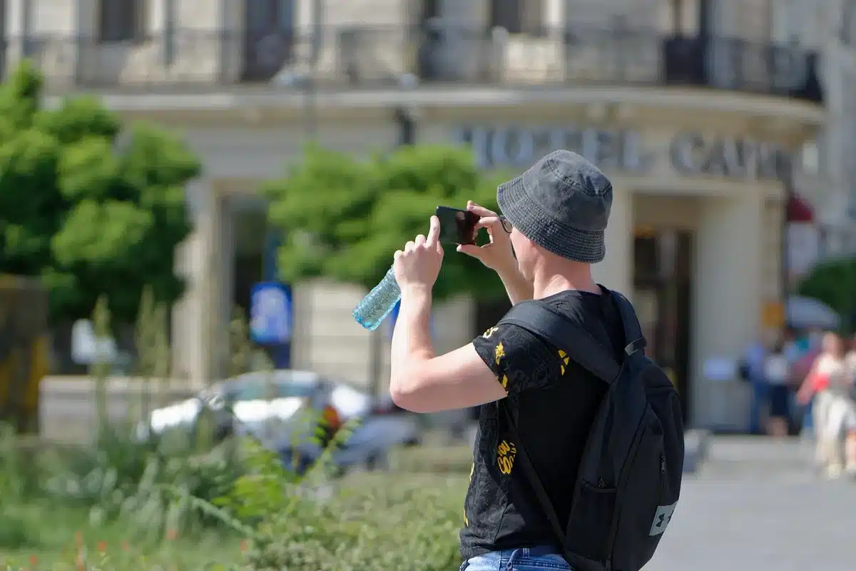 Gourdes étiquetées et chapeau prêts dans un sac d'enfant