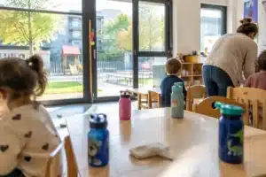 Canicule : que demander à la crèche, à l'école, à la nounou ?
