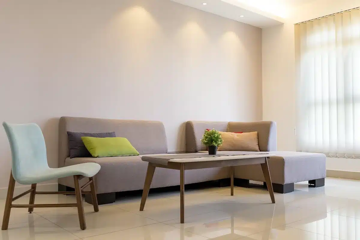 Salon familial lumineux avec objets personnels sur une étagère