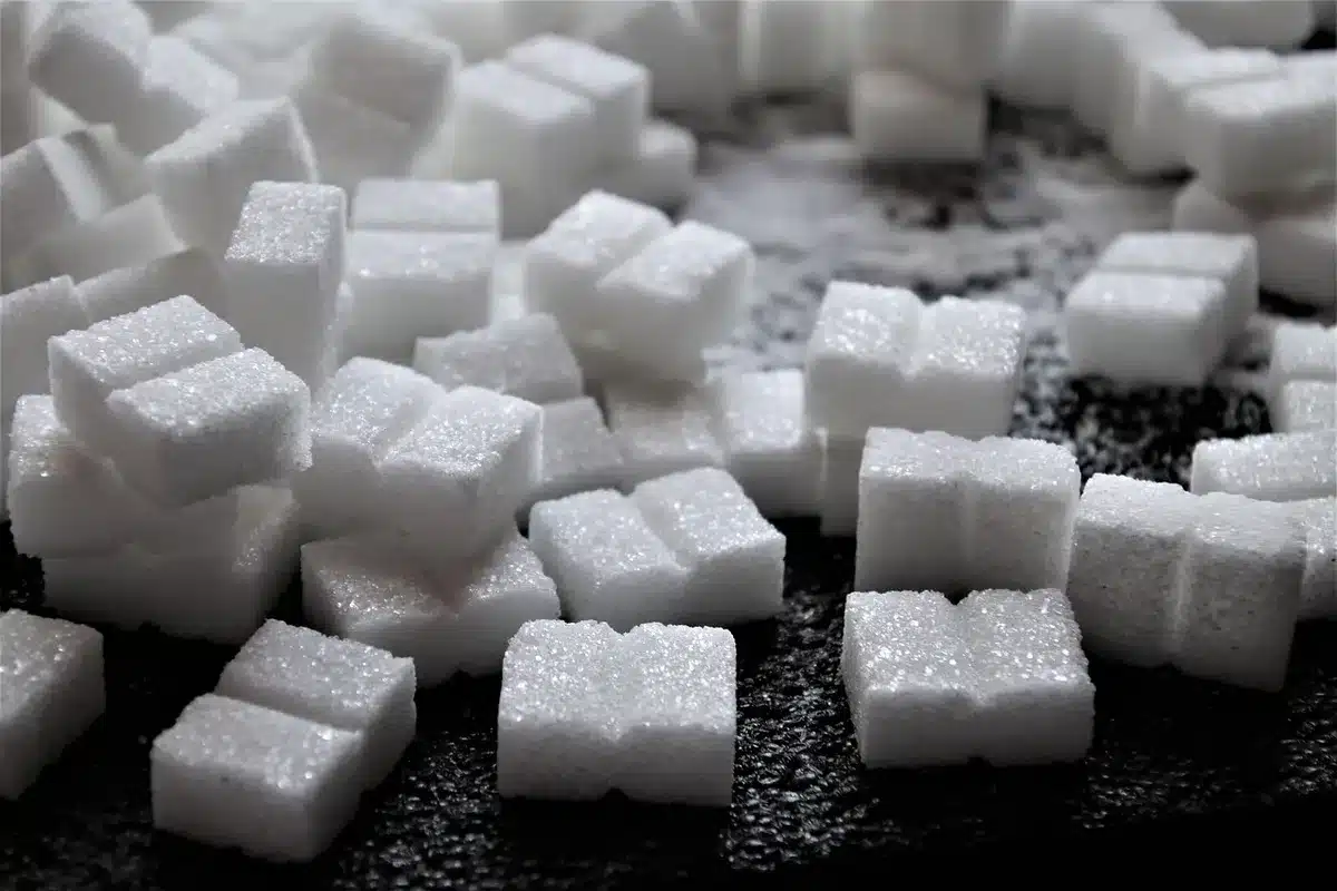 Enfants aidant à mélanger une pâte dans une cuisine lumineuse