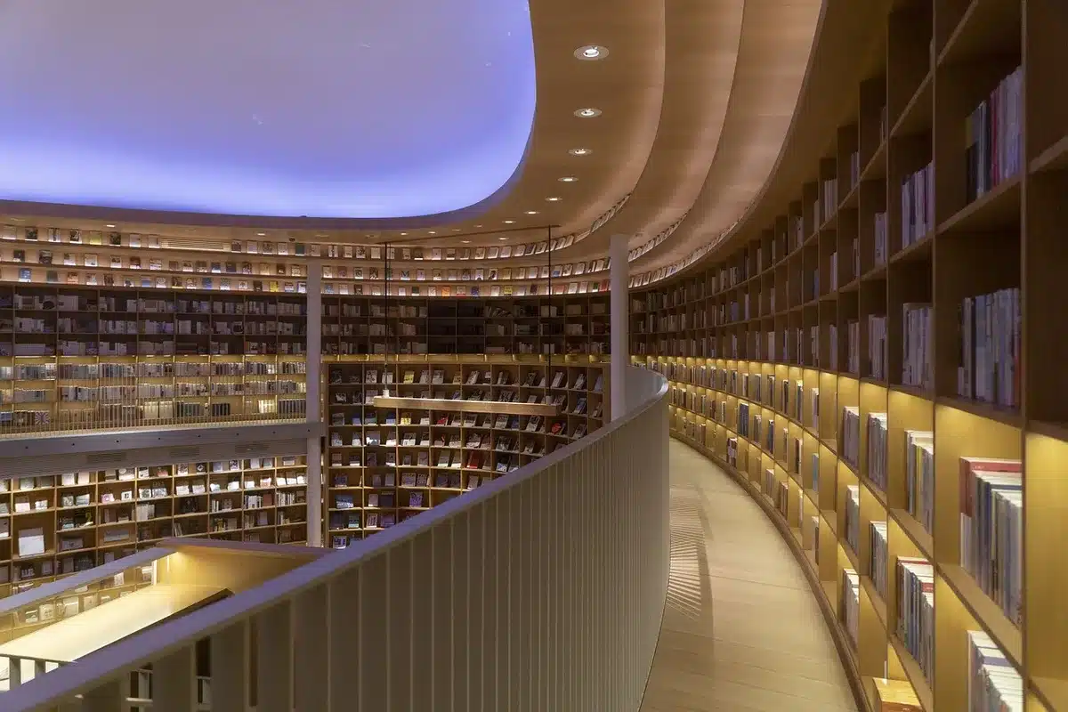 Intérieur de bibliothèque comme lieu d'accueil et de socialisation