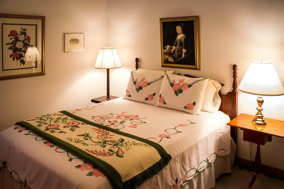 Chambre organisée avec lits superposés et rangements individuels
