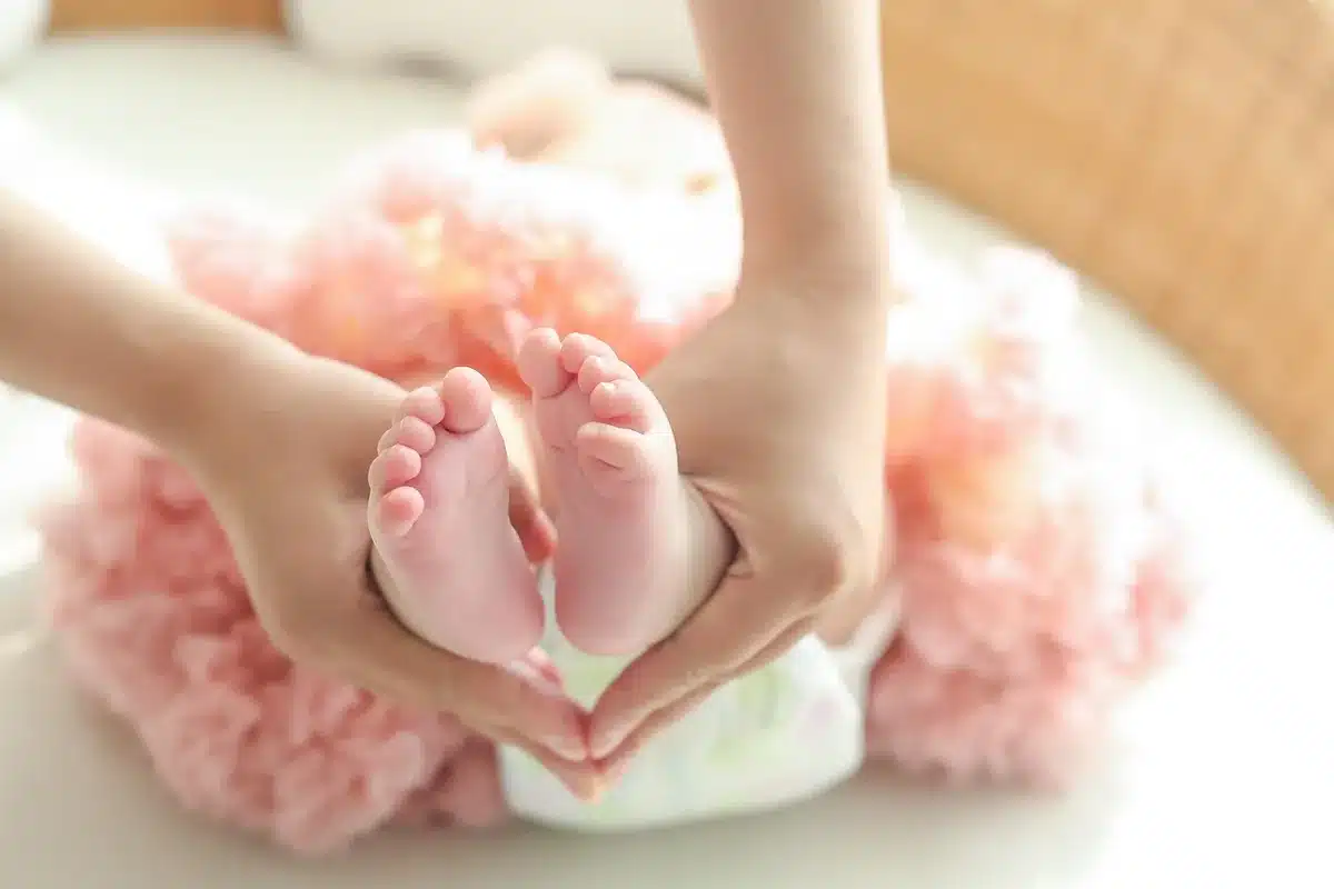 Parent parlant naturellement à un enfant assis à une table