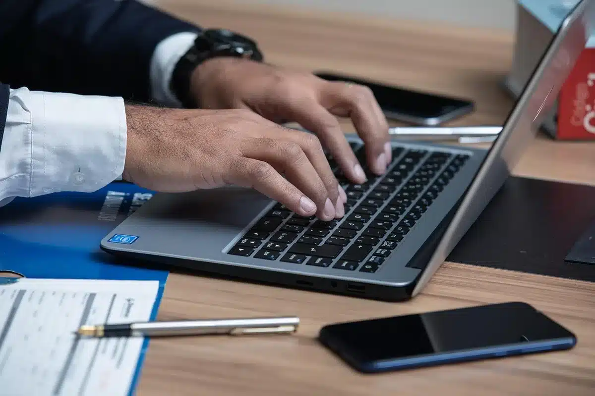 Mains triant des documents administratifs sur une table
