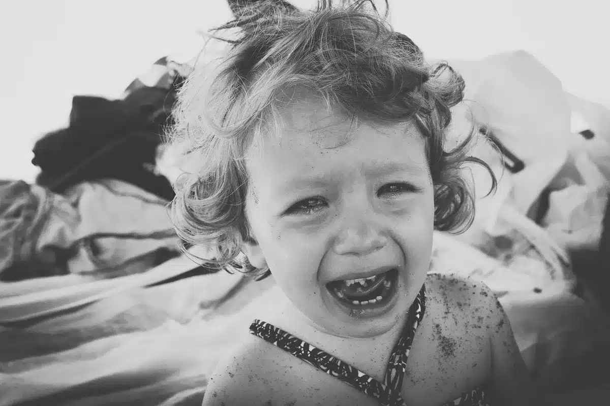 Enfant montrant où il ressent l'émotion dans son corps
