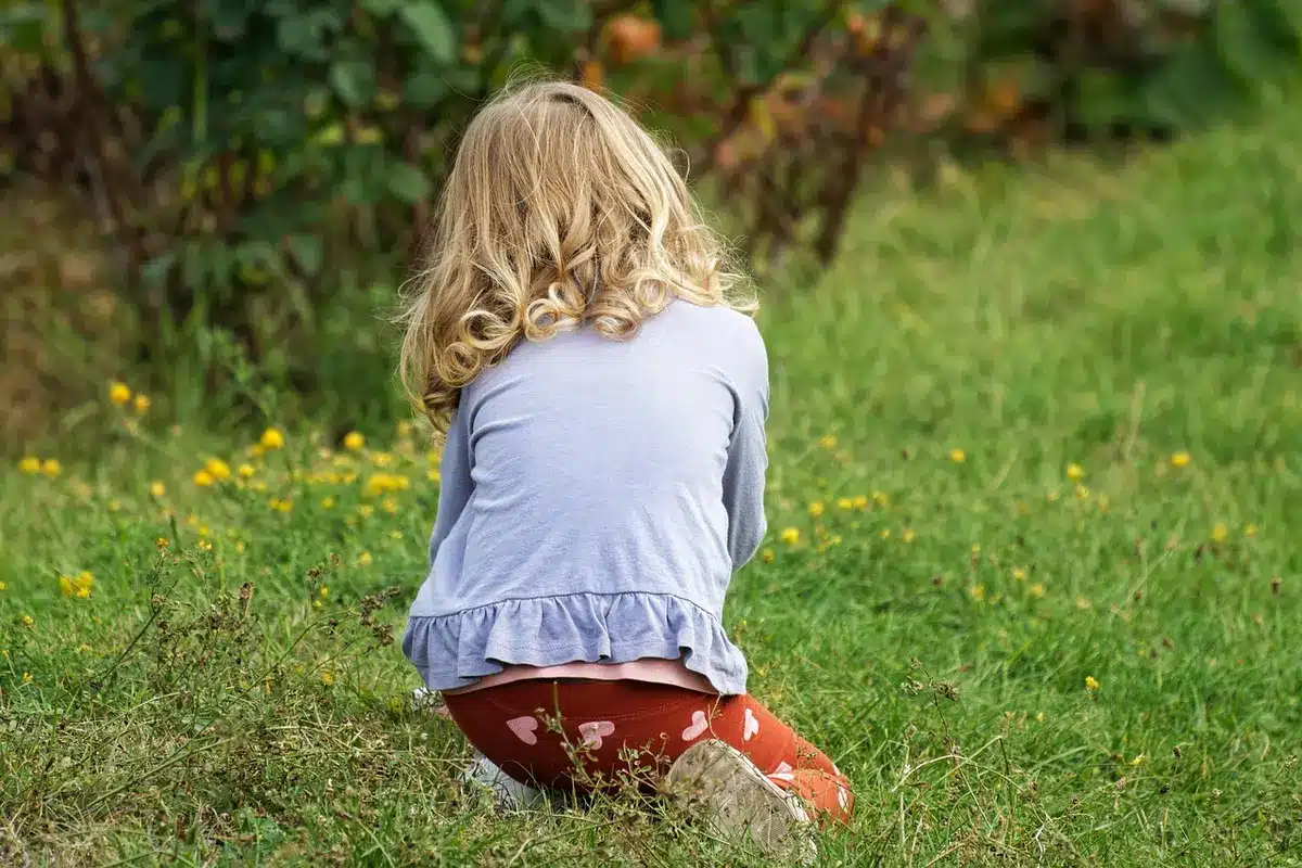 Adulte apaisé tenant la main d'un enfant dans un coin calme de la pièce