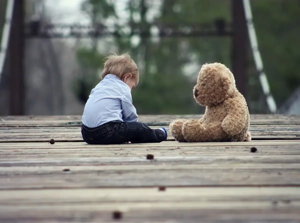Parent et enfant réparant un jouet ensemble en journée
