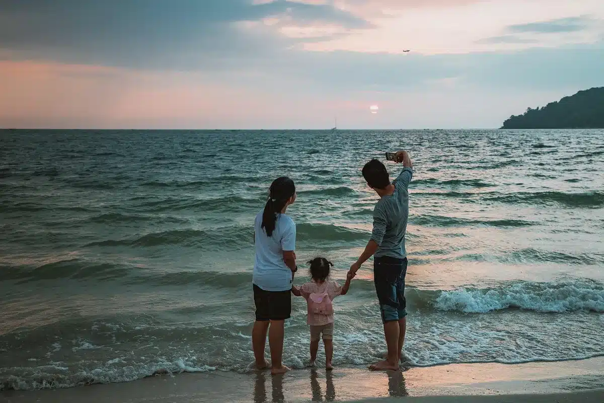 Adulte et enfant lisant ensemble près d'une fenêtre en journée