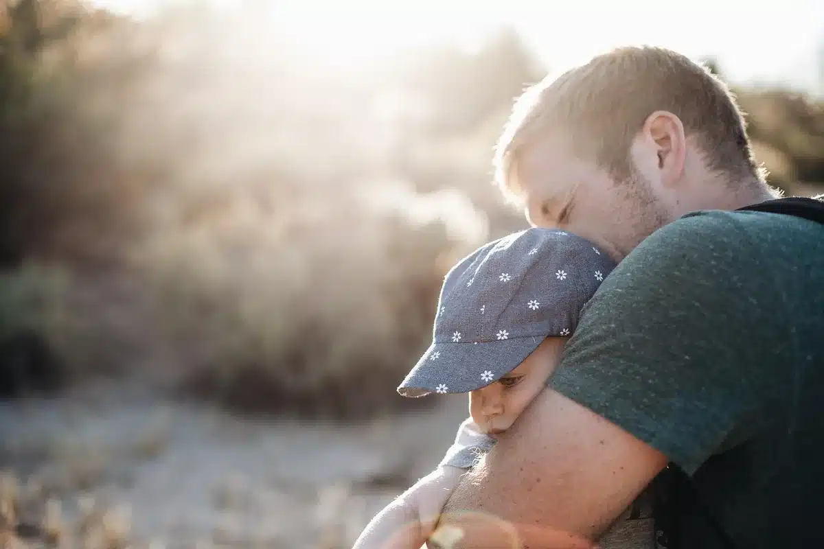 Enfant faisant un puzzle difficile avec un adulte à proximité