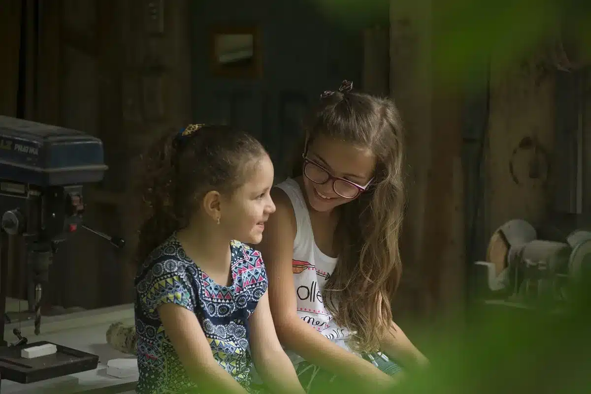 Parent et enfant cuisinant ensemble, découpant des légumes