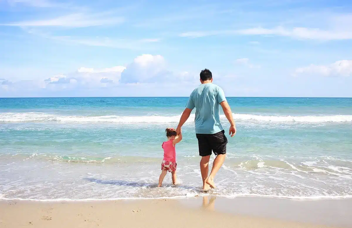 Parents préparant une check‑list de sécurité pour une sortie en campagne