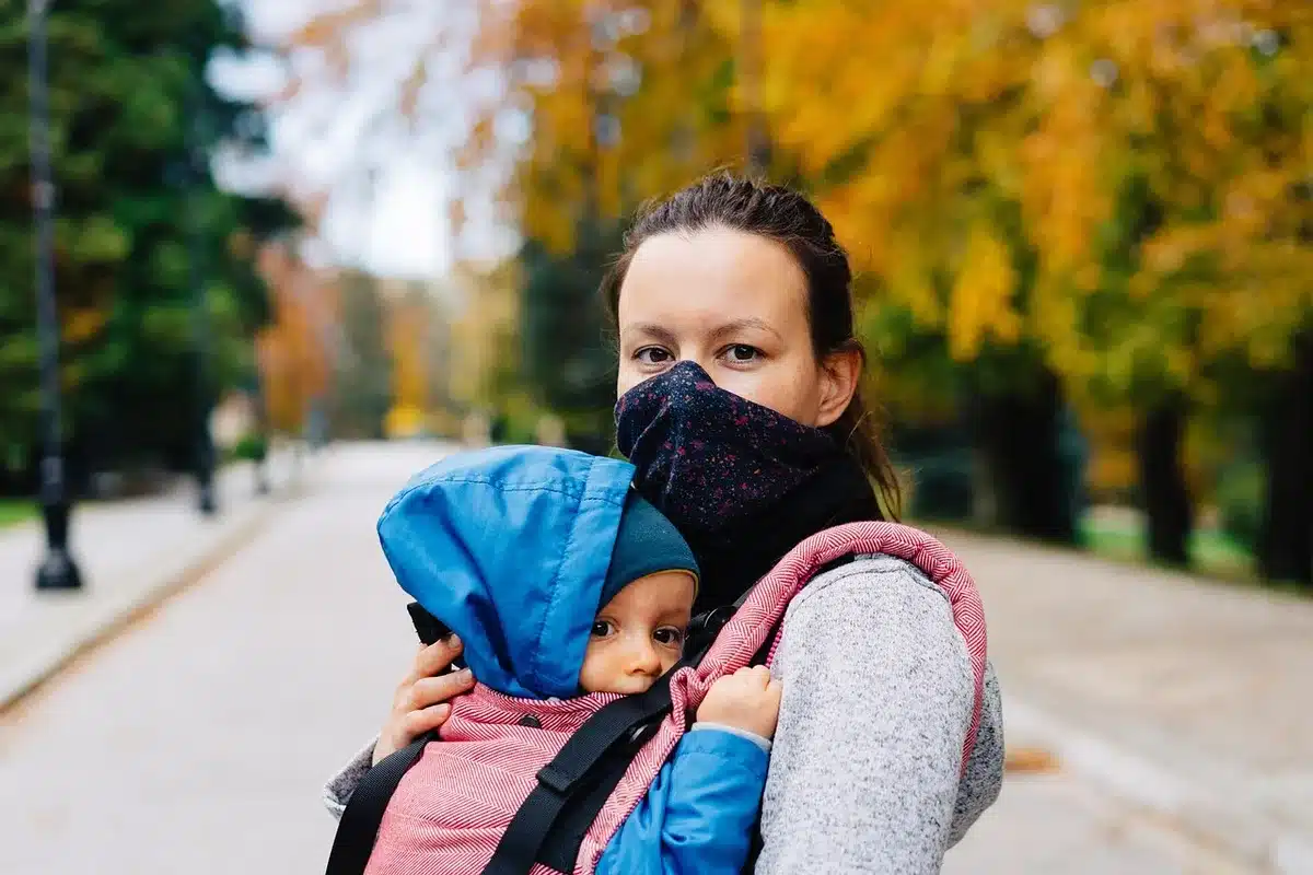 Parent interagissant calmement avec un enfant à la maison en plein jour