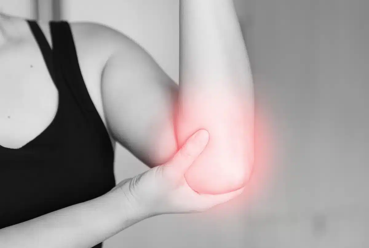 Personne appliquant une goutte d'huile dans le pli du coude pour test de tolérance