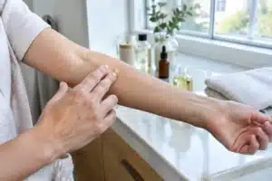 Huile de jojoba : signes d'allergie et test de tolérance