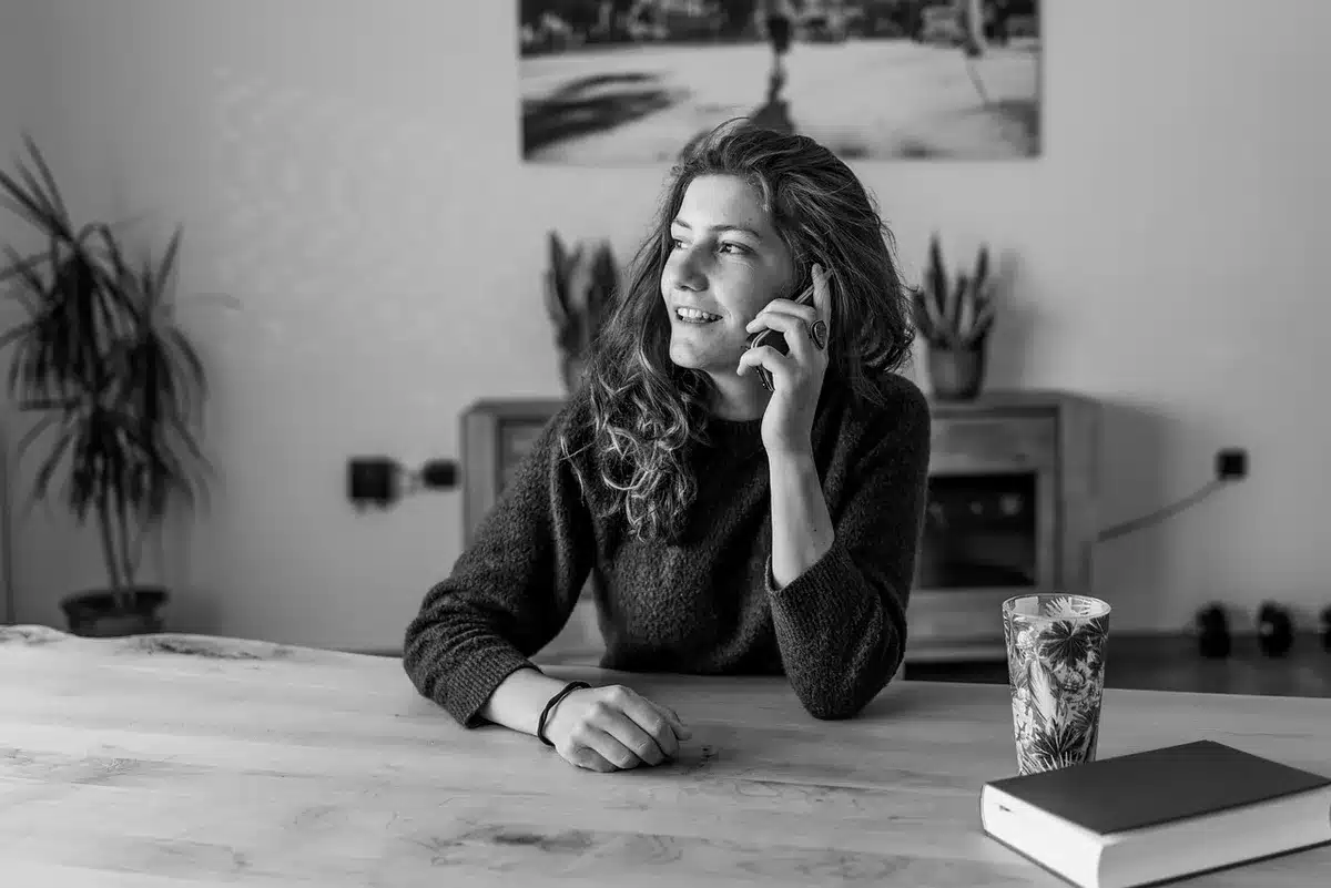 Adulte agenouillé à hauteur d'enfant en pleine conversation calme