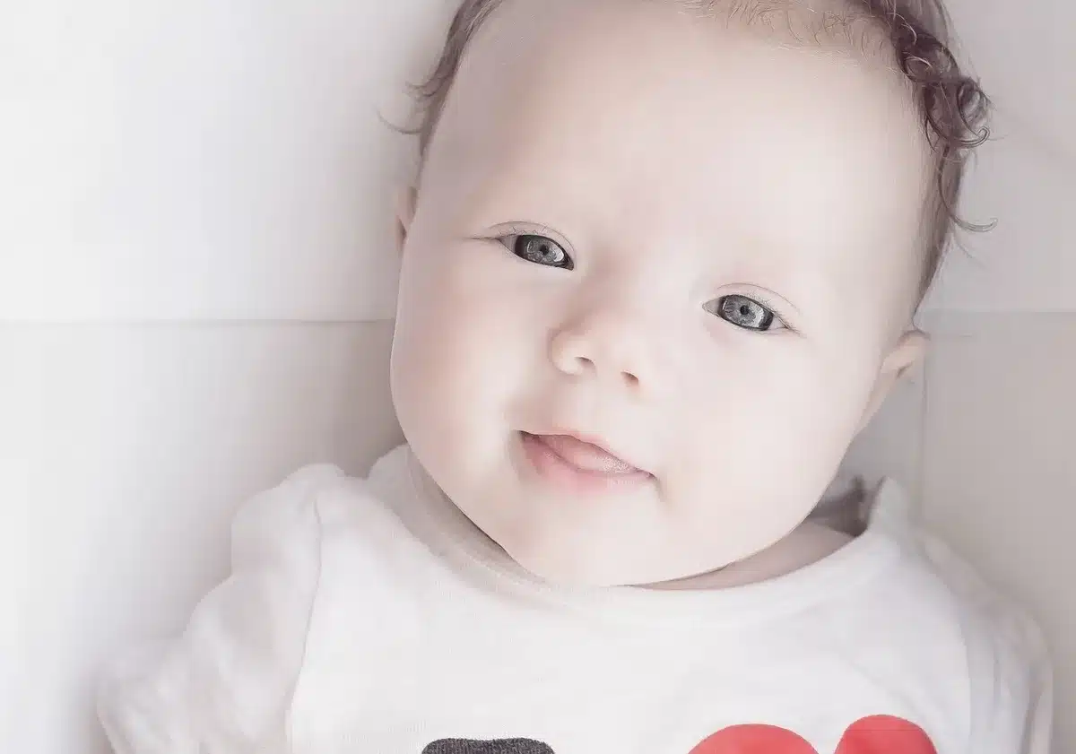 Parent et enfant échangeant un regard et un sourire apaisant