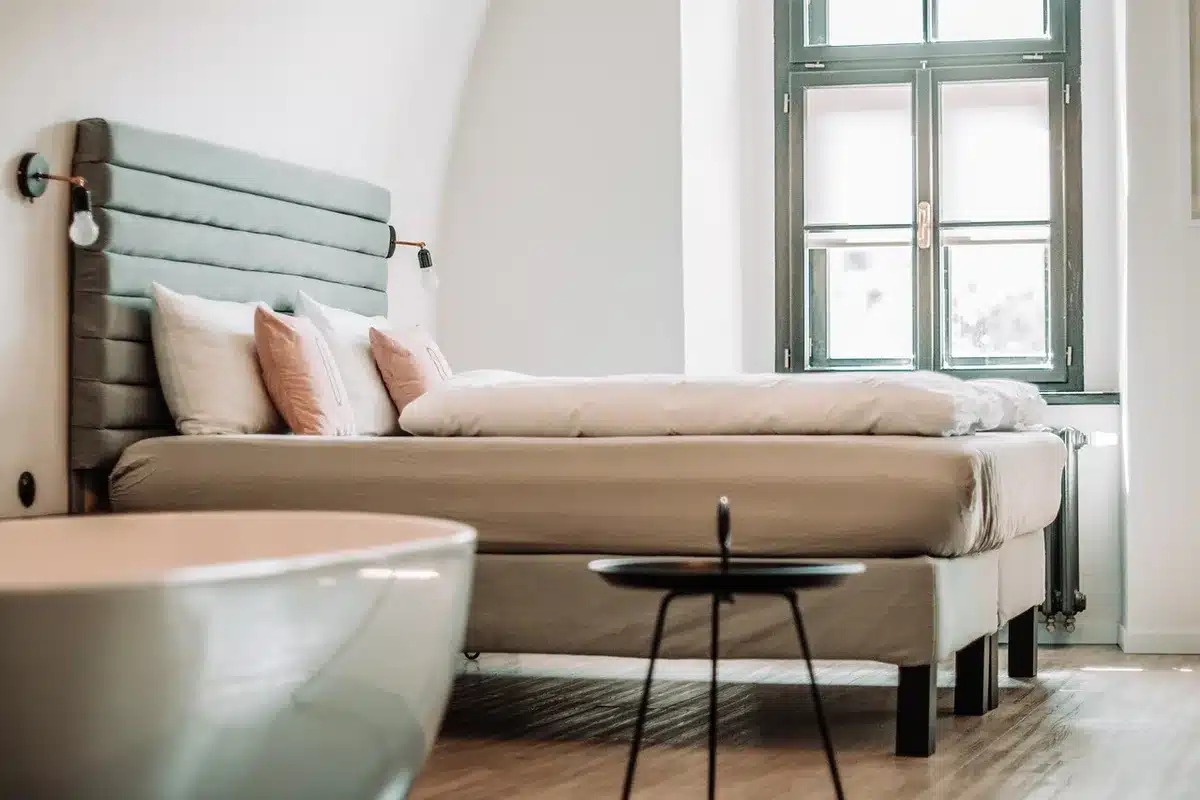 Intérieur lumineux d'une maison familiale montrant une table et décorations sobres